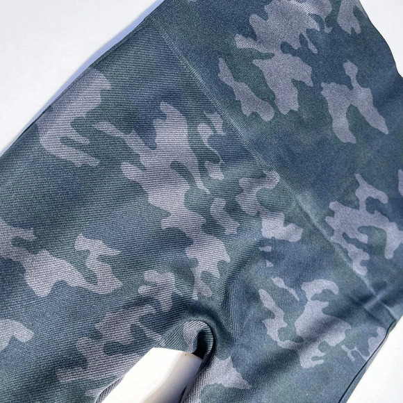 Spanx New $68 Look At Me Now Cropped Seamless Leggings Medium Black Camo - Picture 4 of 7